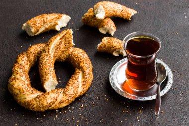 Geleneksel Türk gevreği, susamlı simit ve susam tohumlu bir bardak çay.