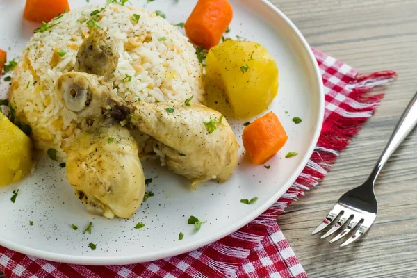 Kyllingbein Grønnsaker Som Laget Hvit Tallerken Med Smør Tyrkisk Kjøkken – stockfoto