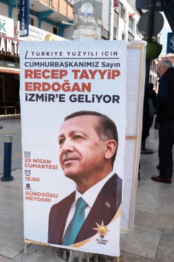 İzmir, Seferihisar, Türkiye 04.28.2023 Bilgi afişi Cumhurbaşkanı Recep Tayyip Erdoğan 'ın İzmir Toplantısına katılacağına dair
