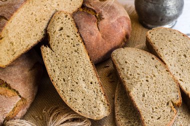 İzmir 'in Cittaslow kenti Seferihisar' ın atalarından kalma ekmeği, ahşap masa buğdayında dilimlenmiş Karakilcik buğdayından yapılmıştır.