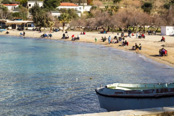 Suddiga Människor Akkum Beach Seferihisar Izmir Trkiye Njuter Solen Februari — Stockfoto