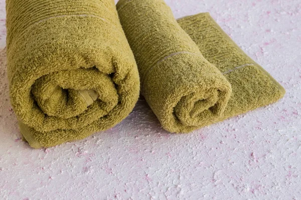 Nowe Czyste Nieużywane Miękkie Zielone Ręczniki Zwiniętej Powierzchni Teksturowanej Przestrzenią — Zdjęcie stockowe