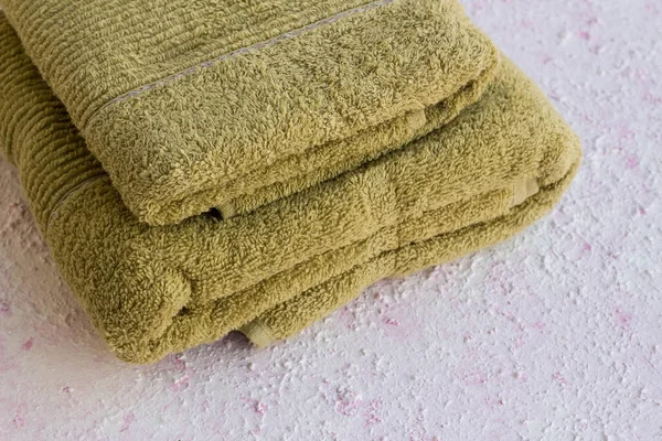 Uudet Puhtaat Käyttämättömät Pehmeät Vihreät Pyyhkeet Taitettuna Teksturoidulle Pinnalle Kopiotilalla — kuvapankkivalokuva