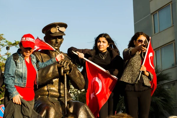 Izmir Konak Tyrkia 2023 Tre Kvinner Klatret Til Statuen Oberstløytnant – stockfoto