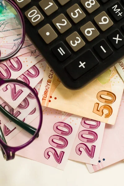 Turecka Lira Banknoty Okulary Kalkulator Zaprojektowany Białej Powierzchni Obraz Ten — Zdjęcie stockowe