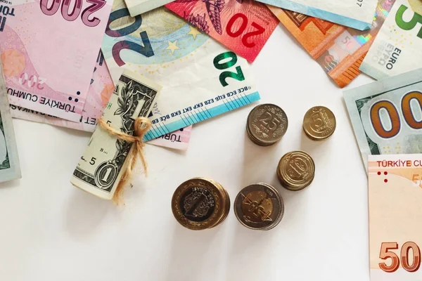 用欧元和美元钞票在白面设计的土耳其钞票和硬币 货币背景 半视图 — 图库照片