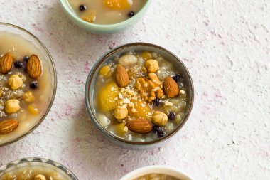 Geleneksel Türk Tatlısı ya da Nuh 'un Puding' i dekoratif yüzeyde tasarlandı.