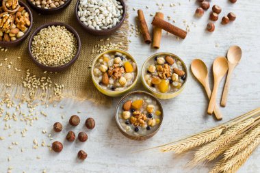 Geleneksel Türk Tatlısı ya da ahşap masada ahşap masalarda pişmemiş ashura malzemeleriyle Nuh 'un pudingi.