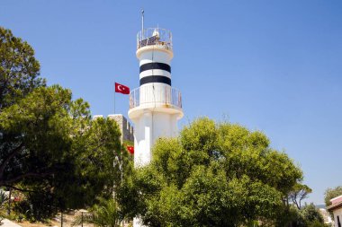 Kusadasi 'deki Gverginada adasında beyaz bir deniz feneri.
