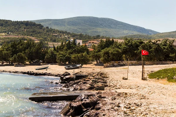 Cicha Plaża Izmirze Turcja Jałowcami Turecką Flagą Drewnianymi Łodziami — Zdjęcie stockowe