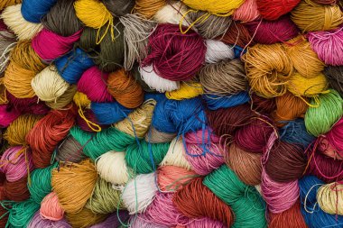 Çok renkli yün ipliklerin arkaplanı, yakın plan