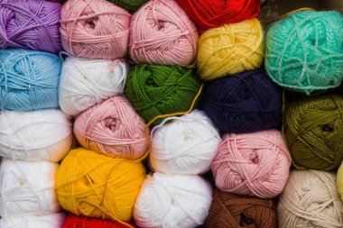 Çok renkli yün ipliklerin arkaplanı, yakın plan