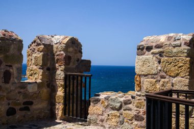 Planı bir meydana yakın dikdörtgen şeklinde olan Candarli Şatosu bugün beş kulesi, siperleri, kapıları ve duvarlarıyla büyük bir ihtişam içinde..