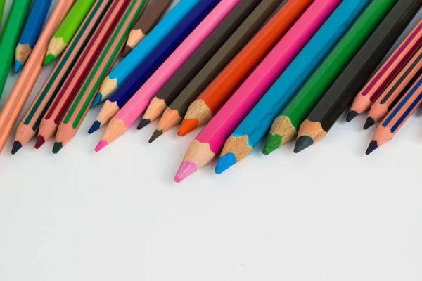 Olbrzymi Rozmiar Kolorowe Ołówki Farby Białej Powierzchni Przestrzenią Kopiowania — Zdjęcie stockowe