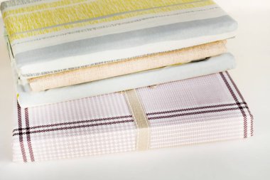 Kullanılmamış, yeni, çift kişilik yatak örtüsü ya da beyaz yüzeye katlanmış yorgan örtüsü.