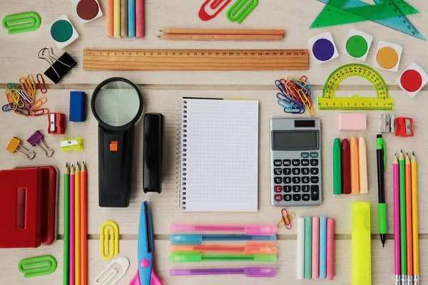 테이블에 설계된 다채로운 노트북 교육의 개념적인 이미지 — 스톡 사진