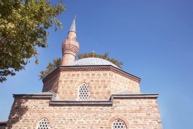 Yiğit Kohne Camii, 15. yüzyılda Bursa 'da inşa edilmiş, Osmanlı İmparatorluğu' nun başkenti mavi gökyüzünde.