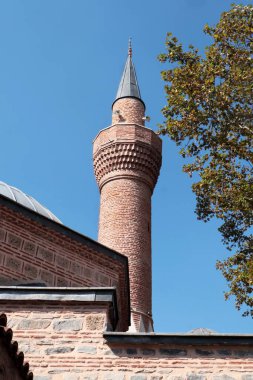 15. yüzyılda Bursa 'da inşa edilen Yiğit Kohne Camii' nin minaresi, Osmanlı İmparatorluğu 'nun mavi gökyüzündeki başkenti.