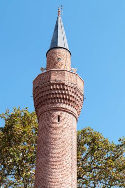 15. yüzyılda Bursa 'da inşa edilen Yiğit Kohne Camii' nin minaresi, Osmanlı İmparatorluğu 'nun mavi gökyüzündeki başkenti.