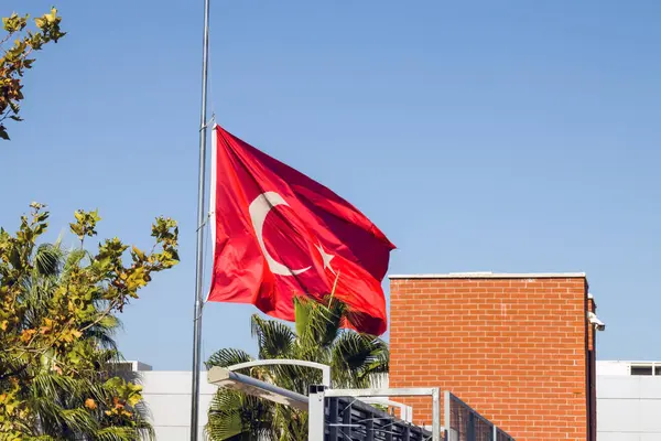 Med Erklæringen National Mourning Ble Det Tyrkiske Flagget Senket Til – stockfoto