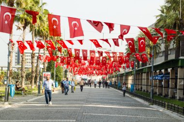 İzmir, Konak ve Türkiye 'de ulusal bayramdan önce sokaklara 10.06.2023 Türk bayrağı asıldı