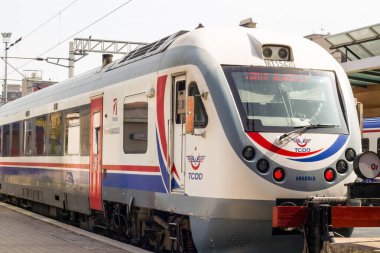 IZMIR-Türkiye 10.06.2023 Devlet Demiryolları kamu treni İzmir-Basmane istasyonunda yolcularını bekliyor.