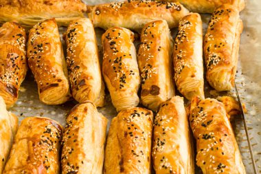 Zeytinli, susamlı ve siyah kimyonlu çıtır börekler.