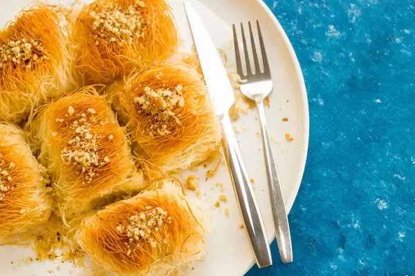 Tradisjonell Tyrkisk Crispy Dessert Cup Kadayif Hvit Tallerken Med Bestikk royaltyfrie gratis stockbilder