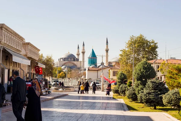 Konya Tyrkia 2023 Tyrkiske Folk Handler Foran Historisk Mausoleum Mevlana – stockfoto