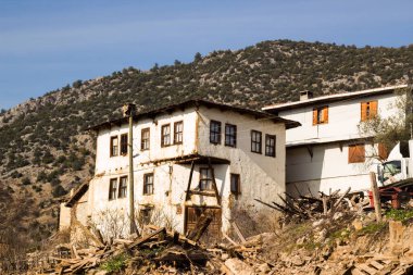 Türkiye 'nin Bilecik iline bağlı Osmanlı İmparatorluğu' nun yenilenmemiş yedi yüz yıllık bir köyü. Daha önce serikültür tarımının yapıldığı evler.