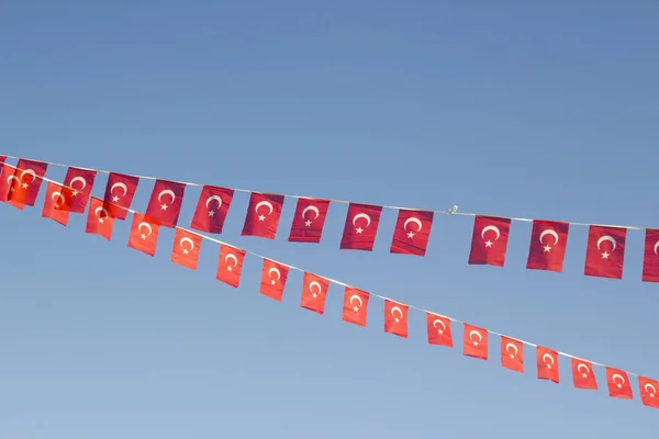 Små Tyrkiske Flagg Hang Rader Den Blå Himmelen Nasjonal Feiring stockbilde