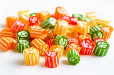 Geleneksel Türk Sert Renkli Şekeri 16. yüzyıl aromalı beyaz yüzeye yığıldı