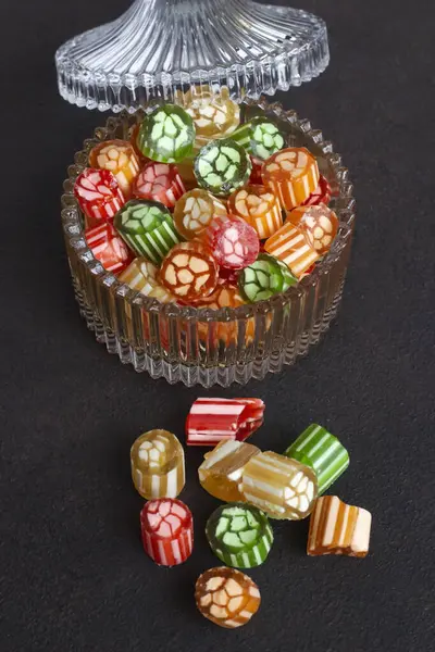 十六世纪传统的土耳其硬色彩艳丽的糖果是黑面玻璃碗中的Akide 图库图片