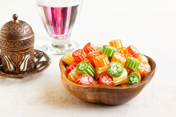 十六世纪传统的土耳其硬糖果是用竹子碗和土耳其咖啡制成的 图库图片