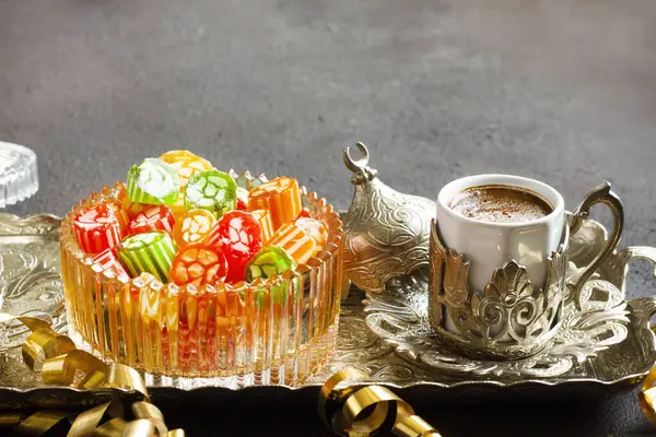 十六世纪传统的土耳其硬彩色糖果是用土耳其咖啡放在玻璃碗里的Akide 图库图片