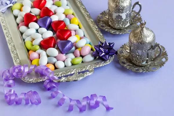 Színes Mandulás Cukorkákat Ezüst Tálcán Tervezték Szív Alakú Csokoládéval Kávéval Stock Kép