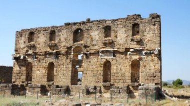 Türkiye 'nin Antalya kentindeki tarihi Aspendos Antik Tiyatrosu' nun arkasındaki su ve bazilikalar     