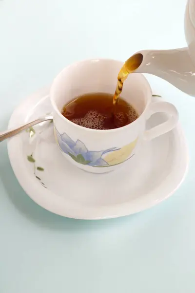 Чай Наливається Керамічного Чайника Чашку Вертикальне Зображення Стокове Фото