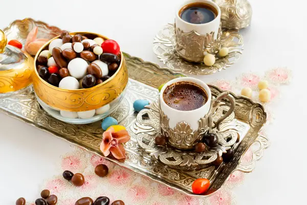 Traditionele Turkse Hard Amandelsnoepjes Ontworpen Vintage Stijlvol Dienblad Met Koffie Stockfoto