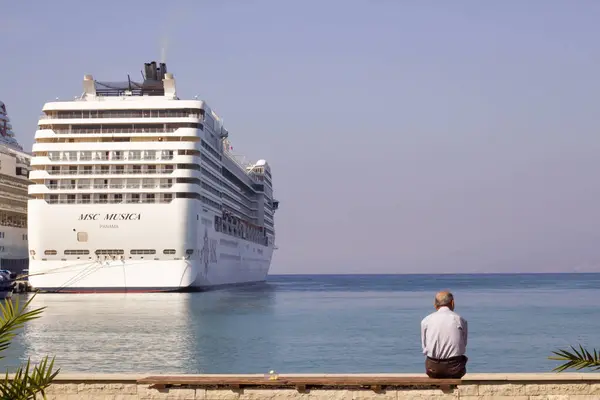 쿠사다시 Aydin 2023 수없는 남자가 해변에 크루즈 배를보고 로열티 프리 스톡 사진