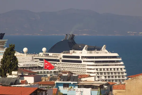 Uitzicht Het Grote Cruiseschip Aangemeerd Haven Met Turkse Vlag Appartementen Rechtenvrije Stockfoto's