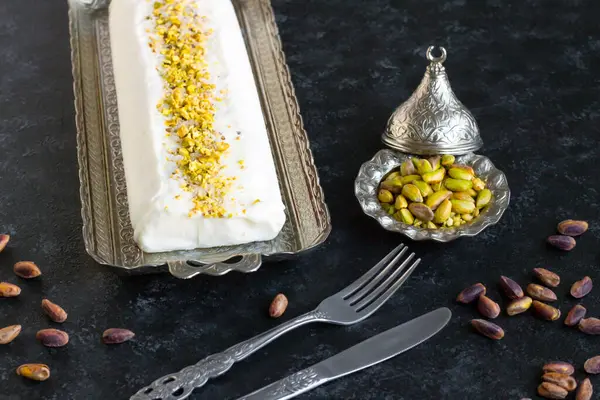 전통적인 터키어 마라스 아이스크림 칼붙이와 피스타치오와 트레이에 스톡 이미지