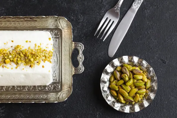 伝統的なトルコのマラスアイスクリーム カトラリーとピスタチオの銀のトレイ ストック画像