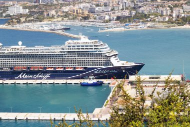 Kusadasi-Aydın-Türkiye 04.09.2024 Turist lanetleme gemisi üzerinde Ana Schiff yazıyor, limana demirlemiş.