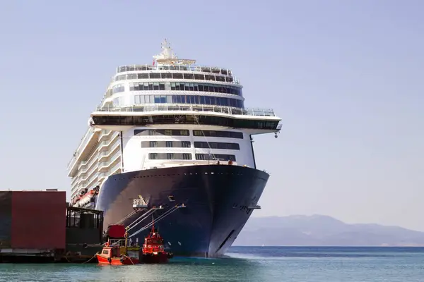 Udsigt Forsiden Meget Stor Turist Krydstogtskib Dokket Havnen Royaltyfrie stock-billeder