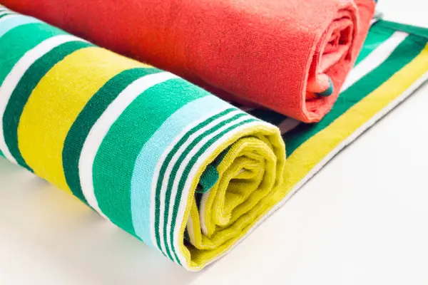 Stor Størrelse Farverige Strandhåndklæder Rullet Hvid Overflade Royaltyfrie stock-billeder
