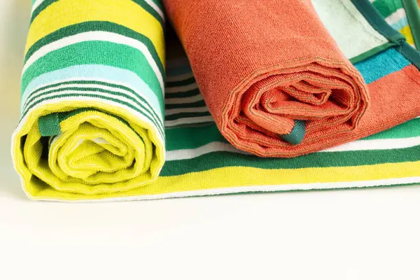 Duży Rozmiar Dwa Kolorowe Ręczniki Plażowe Toczone Białej Powierzchni Zdjęcie Stockowe
