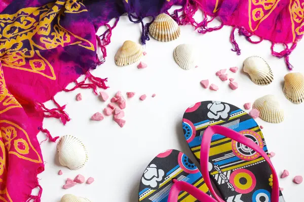 Chal Playa Rosa Para Mujer Diseñado Con Conchas Mejillón Chanclas Imágenes de stock libres de derechos