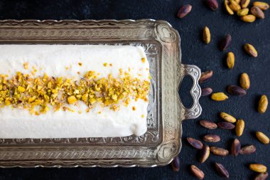 Geleneksel Türk Marası, şam fıstıklı gümüş tepside dondurma kesti