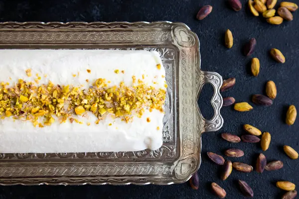 Tradisjonell Tyrkisk Maras Cut Ice Cream Sølvbrett Med Pistasjer royaltyfrie gratis stockfoto